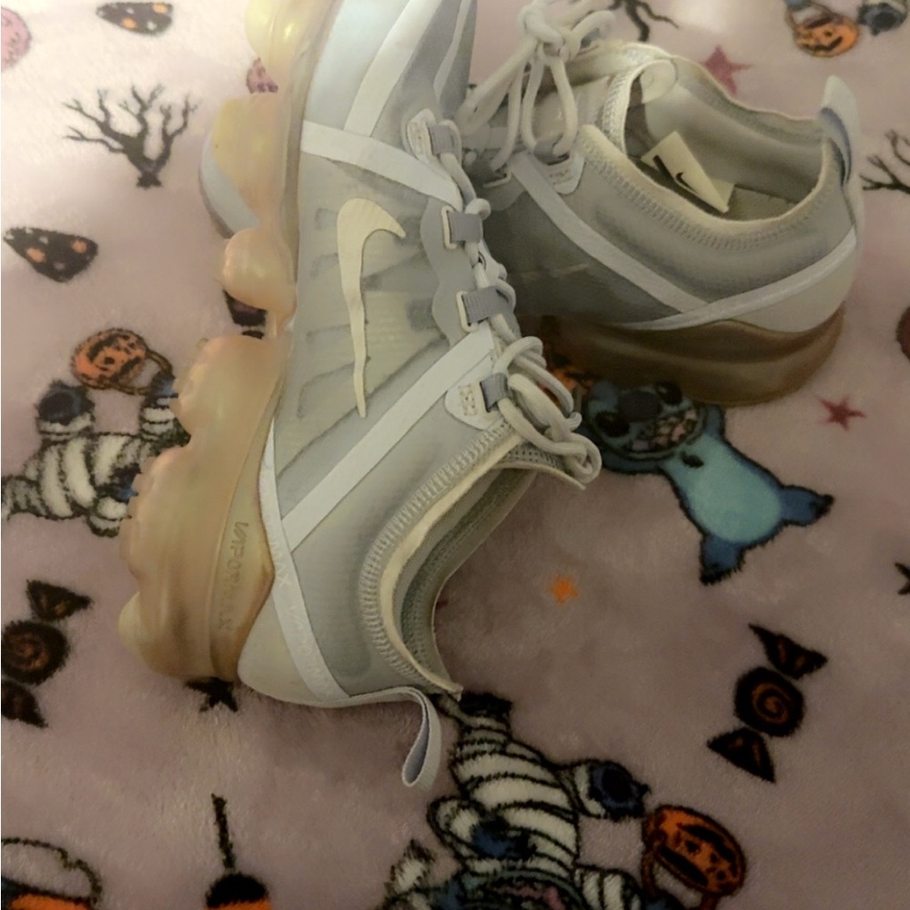 Nike Women's Light Gray and Cream Athletic Shoes